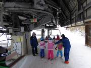 Hilfestellung beim Einstieg an der Sesselbahn