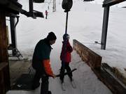 Das Personal hilft beim Einsteigen