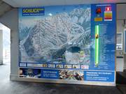 Informationstafel an der Talstation Kreuzjochbahn mit aktuellen Lift- und Pistendaten