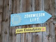 Hinweisschild zum Skilift im Ort