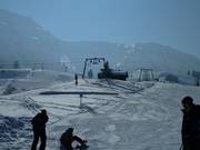 Schlepplifte und breite Hänge prägen das Skigebiet