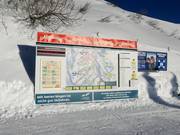 Große Informationstafeln im Skigebiet