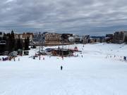 Blick auf die Unterkünfte rund um die Talstation