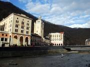 Der Nachbau des Bahnhofs von Sochi überragt den Rosa Square, im Hintergrund das Radisson Hotel
