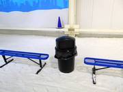 In der Skihalle findet man Abfalleimer