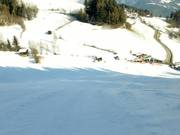 Steilhang rote Abfahrt mit blauer Abfahrt auf der linken Seite