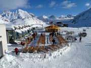 Gemütlicher Ausklang des Skitages auf der Sonnenterrasse