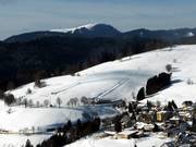 Bucklift mit den Pisten Skischulhang und Trainingshang