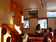 Im Kidsroom gibt es Essen und Platz zum Toben