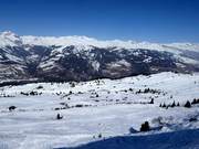 Tiefschneepisten oberhalb von Cuolm Sura