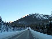 Die Straße hinauf in das Skigebiet Marmot Basin