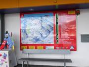 Informationstafel an der Mittelstation inkl. Status der Bahnen und Pisten