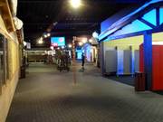 Der Raum zwischen Skiverleih und Umkleiden