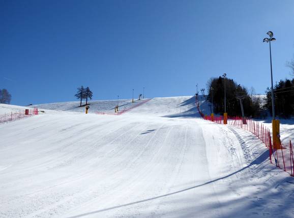 Breite Piste im Skigebiet Petersberg
