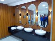 Sehr saubere sanitäre Einrichtungen