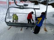 Das freundliche Personal hilft beim Einsteigen