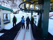 Hilfestellung beim Einstieg an der Sesselbahn