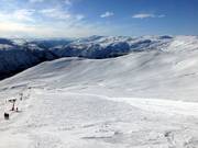 Blick von der Bergstation des Kari Traa Schlepplifts auf das Skigebiet