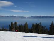 Blick vom Skigebiet Homewood Mountain Resort zum Lake Tahoe