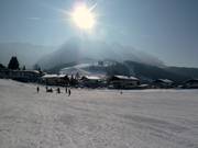 Blick auf das Skigebiet Zahmer Kaiser vom Amberglift aus