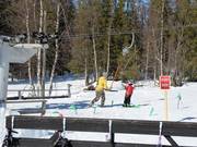 Der Bügel am Schlepplift wird gereicht