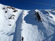 Durch felsige Rinnen geht es talwärts