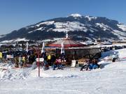 Après-Ski-Bar an der Talstation der Alpenrosenbahn in Westendorf