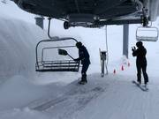 Bei Schneefall werden die Sessel vom Schnee befreit