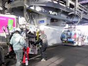 An der Gondelbahn wird beim Einsteigen geholfen
