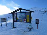Pistenplan an der Bergstation im Skigebiet