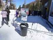 Im Skigebiet gibt es Abfalleimer und kostenfreie Taschentücher
