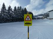 Der Ort erstreckt sich ins Skigebiet - an Straßen ist Vorsicht geboten