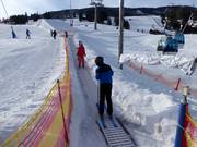Förderband an der Talstation der Gondelbahn Familyjet