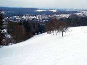 Auf der von oben gesehen linken Hangseite gibt es einen kurzen Steilhang