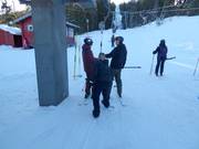 Das Personal hilft beim Einsteigen