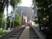 Zugang vom Parkplatz zur Skihalle