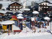 Kinderspielplatz im Schnee