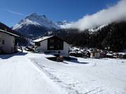 Die Talabfahrt führt direkt durch Saas-Grund