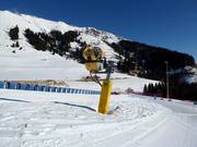 Leistungsfähige Schneekanone im Skigebiet Lagorai