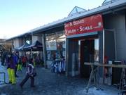 One stop shopping: Verleih und Skischule in der Talstation der Ettelsberg-Seilbahn
