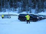 Am Parkplatz wird man freundlich in seinen Parkplatz eingewiesen
