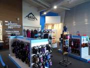 Sehr gepflegter Eingangsbereich bei der Skihalle