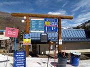 Informationstafel mit Liftstatus im Skigebiet