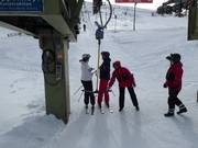 Hilfe beim Einstieg am Schlepplift