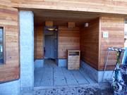 Gepflegte sanitäre Einrichtungen und Abfalleimer