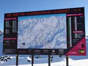 Panoramatafel mit aktuellen Informationen im Skigebiet Ischgl