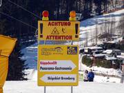 An den entscheidenden Punkten stehen Hinweisschilder