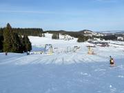 Breite und leichte Pisten dominieren an den Schwärzenliften