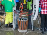 Mülleimer finden sich an den meisten Liftzustiegen