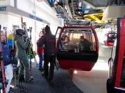 An der Hahnenkammbahn wird beim Einstieg geholfen